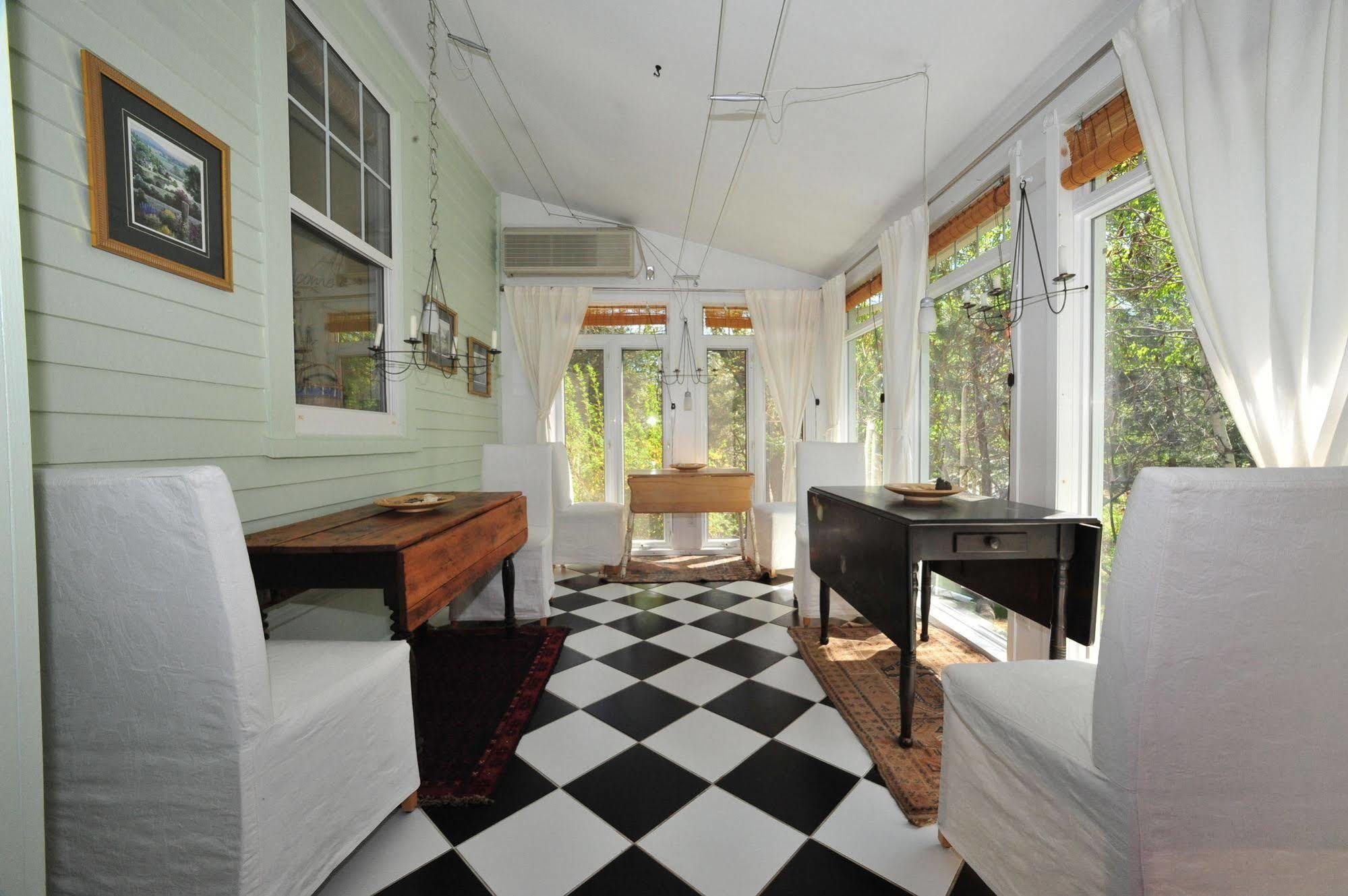 Little Shemogue Inn Bagian luar foto
